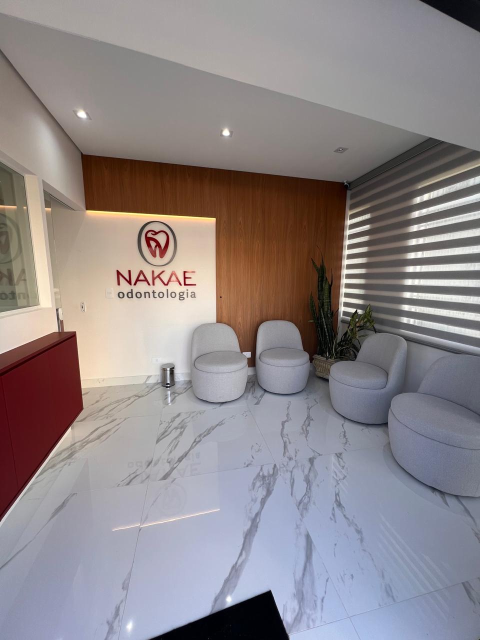 Sala de espera da Nakae Odontologia, com poltronas e piso de mármore